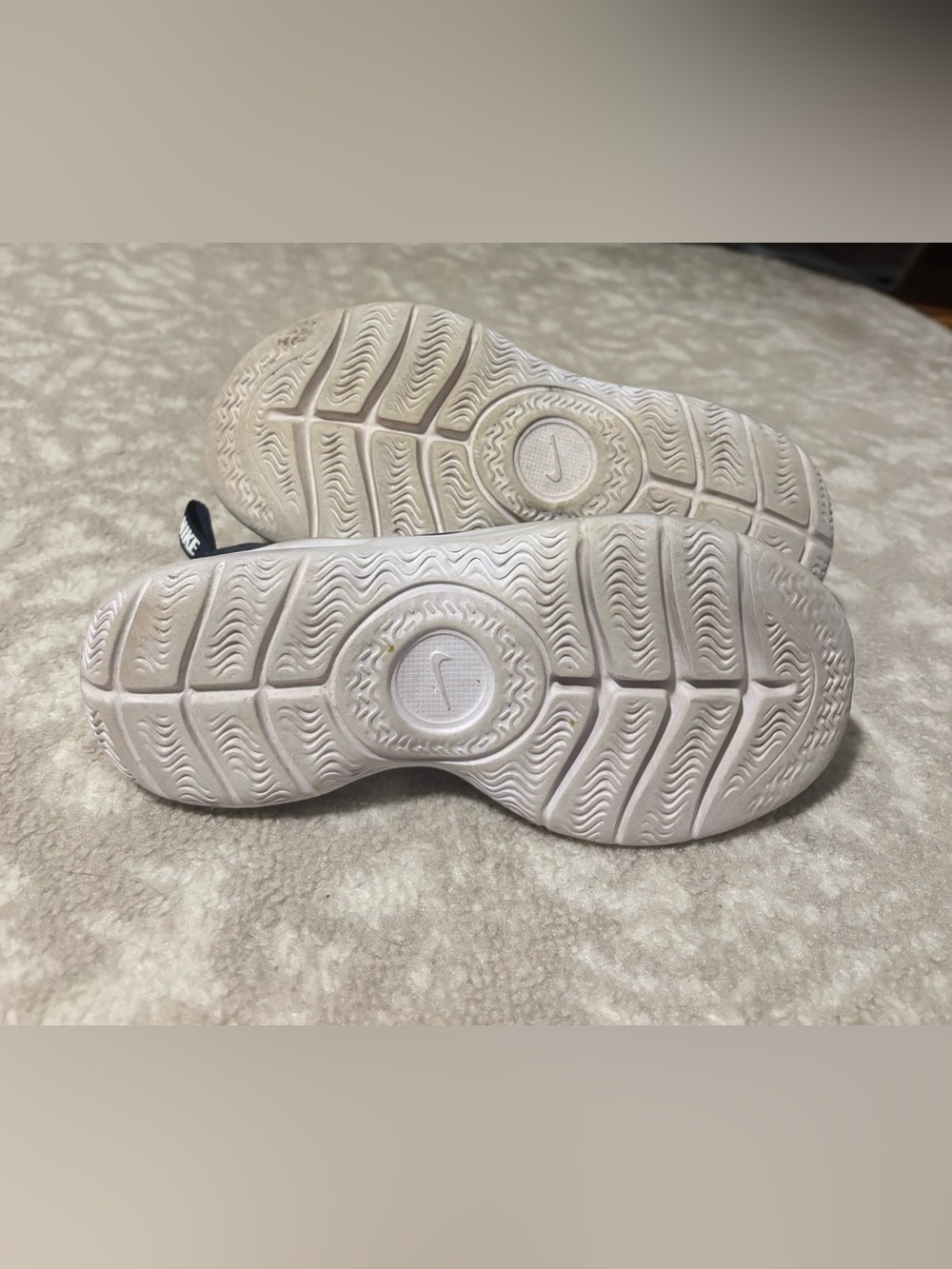 Nike Kids' Navy Blue and White Slip-On Athletic Boy Shoes in Boys Size 3 - Picture 8 of 8